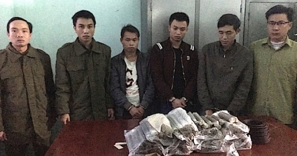 Công an cải trang, ăn chuối rừng bắt nhóm khai thác vàng