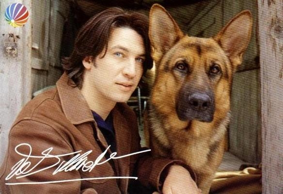 Ch&uacute; ch&oacute; t&aacute;m tử c&ugrave;ng với chủ nh&acirc;n của m&igrave;nh. Ảnh: internet.