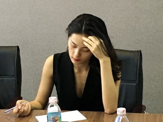 B&ecirc;n cạnh c&ocirc;ng việc l&agrave;m thư k&yacute; cho người &nbsp;y&ecirc;u, c&ocirc; vẫn tham gia c&aacute;c hoạt động nghệ thuật. Ảnh: internet.