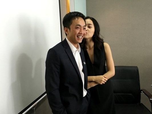 Hạ Vi lu&ocirc;n d&agrave;nh cho Cường Đ&ocirc; La những cử chỉ th&acirc;n mật. Ảnh: internet.