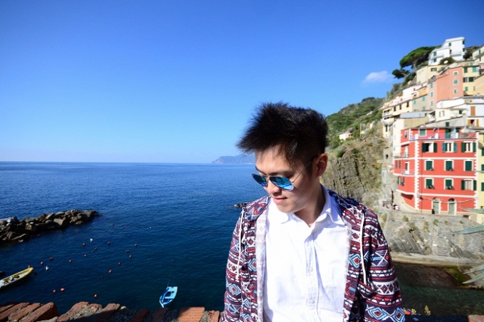 Những ph&uacute;t gi&acirc;y Anh Khang thả hồn v&agrave;o những trang s&aacute;ch