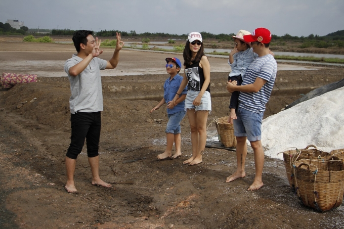 Mc Phan Anh phổ biến thử th&aacute;ch cho gia đ&igrave;nh ca sĩ Ho&agrave;ng B&aacute;ch khi tham gia chương tr&igrave;nh Gia Đ&igrave;nh Vui Vẻ