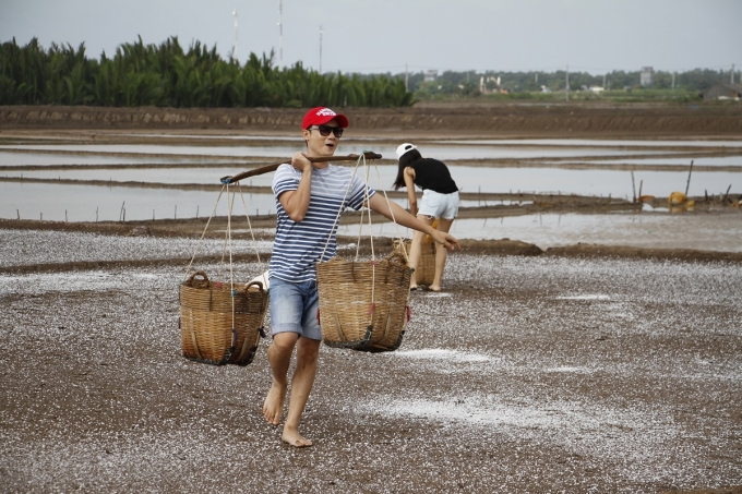 Ho&agrave;ng B&aacute;ch đang thực hiện thử th&aacute;ch g&aacute;nh muối trong chương tr&igrave;nh Gia Đ&igrave;nh Vui Vẻ