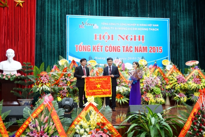 B&ocirc;̣ X&acirc;y dựng tặng Bằng khen đơn vị d&acirc;̃n đ&acirc;̀u phong trào thi đua năm 2015 cho VICEM Hoàng Thạch.