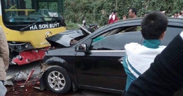 Ô tô đấu đầu xe buýt, nhân viên bệnh viện tử vong tại chỗ