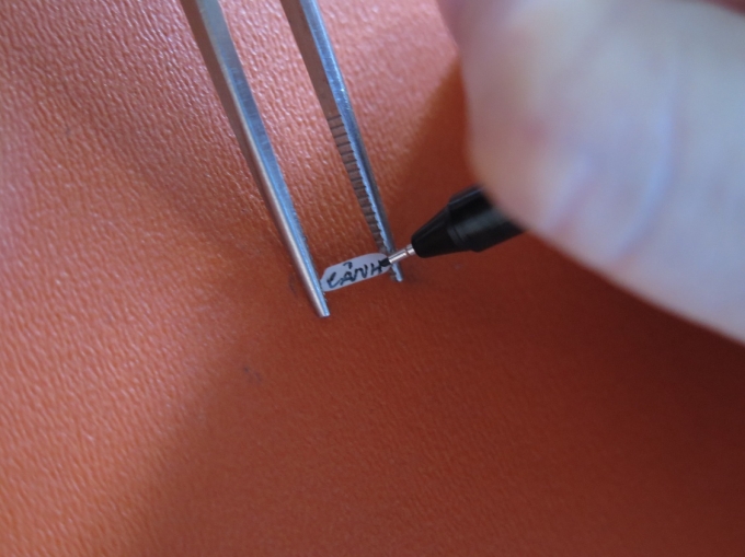 Khắc t&ecirc;n người th&acirc;n l&ecirc;n hạt gạo