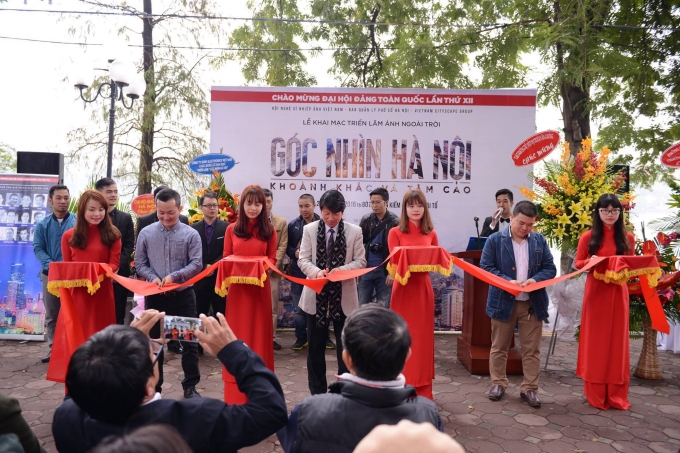 &Ocirc;ng L&ecirc; Quốc Kh&aacute;nh - Chủ tịch hội nghệ sĩ nhiếp ảnh Việt Nam cắt băng khai mạc triển l&atilde;m.&nbsp;(Ảnh:&nbsp;Vietnam cityscape group)
