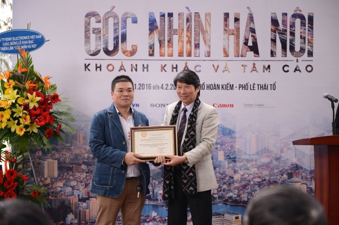 &Ocirc;ng L&ecirc; Quốc Kh&aacute;nh trao gấy chứng nhận bảo trợ cho triển l&atilde;m. (Ảnh: Vietnam cityscape group)