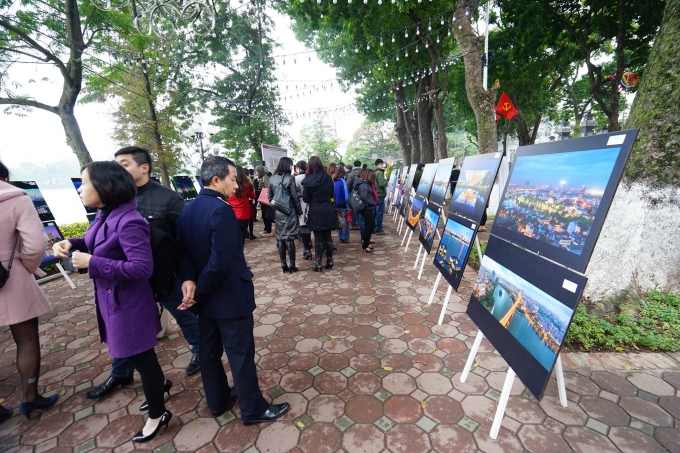 Triển l&atilde;m c&ograve;n thu th&uacute;t rất đ&ocirc;ng những người y&ecirc;u nhiếp ảnh, y&ecirc;u H&agrave; Nội.&nbsp;(Ảnh:&nbsp;Vietnam cityscape group)