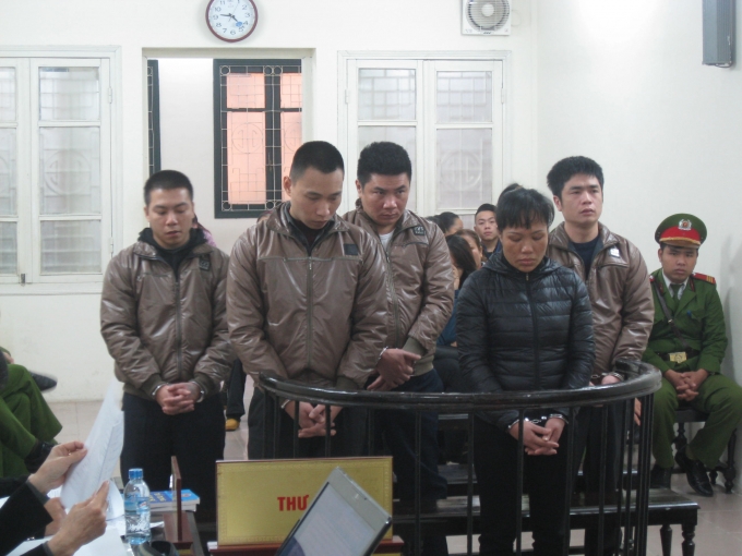 Giang v&agrave; c&aacute;c đồng phạm trước v&agrave;nh m&oacute;ng ngựa.