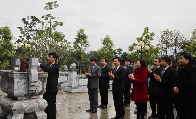 Thứ trưởng Bộ Tư ph&aacute;p L&ecirc; Th&agrave;nh Long c&ugrave;ng đo&agrave;n c&ocirc;ng t&aacute;c của Bộ Tư ph&aacute;p d&acirc;ng hương tại Đền thờ Chủ tịch Hồ Ch&iacute; Minh.