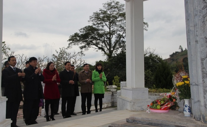 Thứ&nbsp;trưởng Bộ Tư ph&aacute;p L&ecirc; Th&agrave;nh Long c&ugrave;ng đo&agrave;n c&ocirc;ng t&aacute;c của Bộ Tư ph&aacute;p d&acirc;ng hương tại&nbsp;Di t&iacute;ch lịch sử Bộ Tư ph&aacute;p.