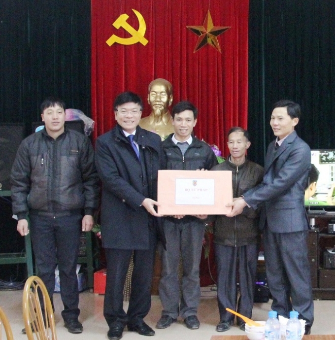 Thứ trưởng L&ecirc; Th&agrave;nh Long c&ugrave;ng Đo&agrave;n C&ocirc;ng t&aacute;c của Bộ Tư ph&aacute;p thăm v&agrave; ch&uacute;c tết b&agrave; con th&ocirc;n Mới, x&atilde; minh Thanh,&nbsp;huyện Sơn Dương, tỉnh Tuy&ecirc;n Quang.