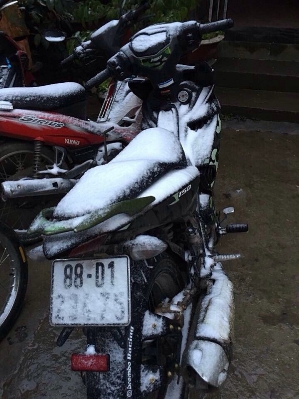 Những chiếc xe cũng phải đắp đống v&igrave; mưa tuyết.