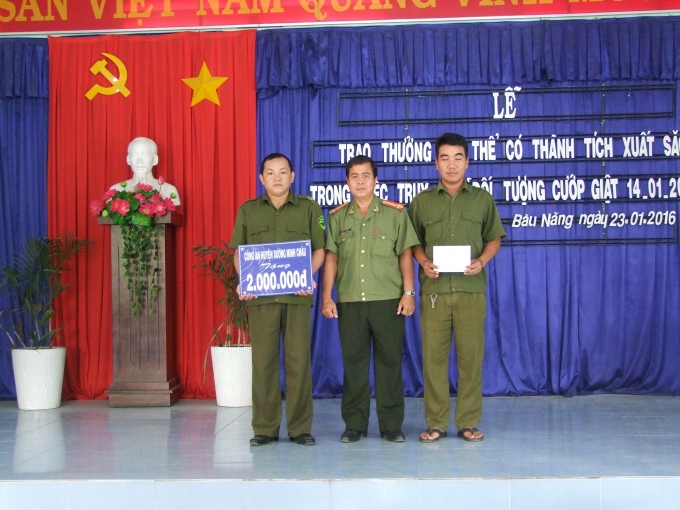 Thượng t&aacute; Nguyễn Tuấn Kết, &nbsp;Ph&oacute; trưởng CAH DMC trao thưởng cho CA x&atilde; B&agrave;u Năng.&nbsp;