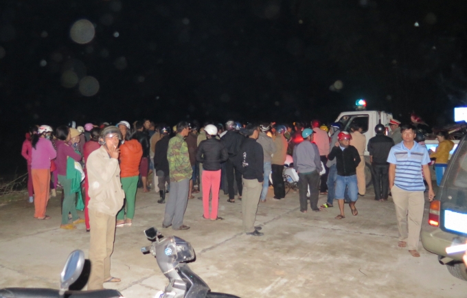 Rất đ&ocirc;ng người d&acirc;n đến xem hiện trường vụ tai nạn (Ảnh: Văn Ho&agrave;ng)