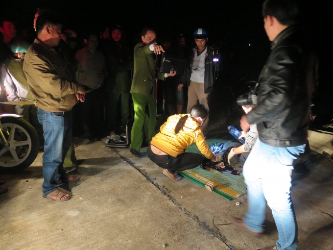 Cơ quan chức năng đang kh&aacute;m nghiệm tử thi nạn nh&acirc;n (Ảnh: Văn Ho&agrave;ng)