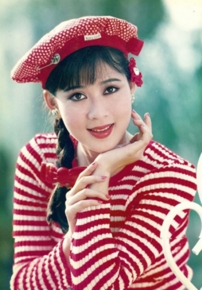 C&ocirc; sở hữu nhan sắc hiếm c&oacute; với đ&ocirc;i mắt to tr&ograve;n v&agrave; gương mặt đẹp như trăng rằm. Ảnh: internet.