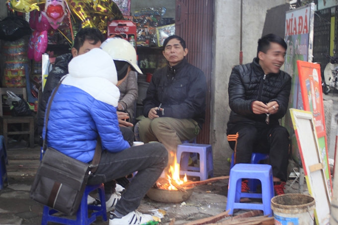 Người d&acirc;n thủ đ&ocirc; t&igrave;m đủ mọi c&aacute;ch chống r&eacute;t.