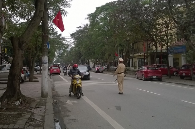 Nhiều người d&acirc;n vẫn chưa nắm bắt được việc th&iacute; điểm đường một chiều tr&ecirc;n đường Đinh C&ocirc;ng Tr&aacute;ng (Ảnh: Duy Ngợi).