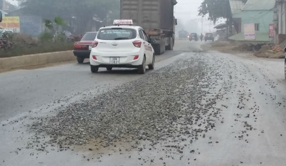 Trước đ&oacute;, theo phản &aacute;nh của người d&acirc;n,&nbsp;tuyến Quốc lộ 6 đoạn từ khu vực Thị trấn Ch&uacute;c Sơn đến cầu Chợ Cống (huyện Chương Mỹ, H&agrave; Nội) tiềm ẩn nhiều nguy cơ mất ATGT do đơn vị thi c&ocirc;ng kh&ocirc;ng c&oacute; biển b&aacute;o, đ&egrave;n t&iacute;n hiệu v&agrave;o ban đ&ecirc;m.