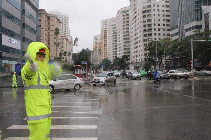 Thời tiết lạnh gi&aacute;, k&egrave;m theo mưa ph&ugrave;n khiến cho việc điều tiết giao th&ocirc;ng c&agrave;ng trở n&ecirc;n kh&oacute; khăn hơn.