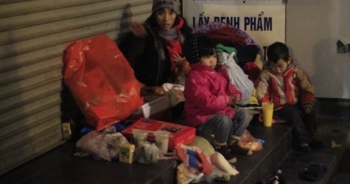 Hà Nội: Người vô gia cư co quắp trong rét buốt kỷ lục