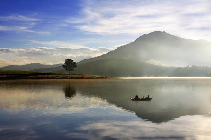 Nằm ở độ cao 1500m so với mực nước biển, tr&ecirc;n cao nguy&ecirc;n L&acirc;m Vi&ecirc;n, thuộc v&ugrave;ng t&acirc;y Nguy&ecirc;n, Đ&agrave; Lạt được thừa hưởng kiểu kh&iacute; hậu miền n&uacute;i &ocirc;n h&ograve;a, quanh năm m&aacute;t mẻ. Th&agrave;nh phố n&agrave;y c&ograve;n c&oacute; rất nhiều những t&ecirc;n gọi kh&aacute;c như