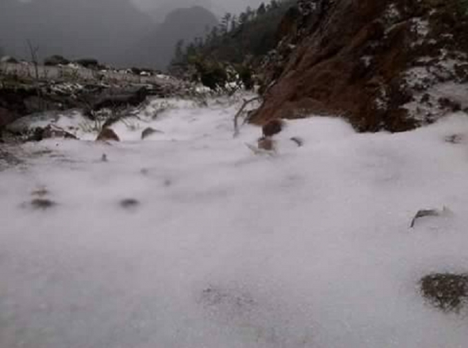 Băng tuyết phủ k&iacute;n tại tại x&atilde; tr&ecirc;n địa b&agrave;n huyện B&igrave;nh Li&ecirc;u.