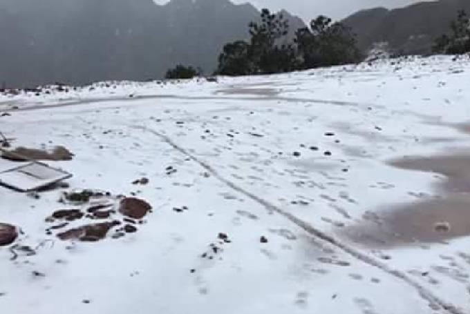 Băng tuyết bao phủ&nbsp;&nbsp;khiến khiến cho việc đi lại của người d&acirc;n nơi đ&acirc;y gặp nhiều kh&oacute; khăn.