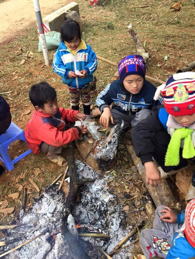 Những ng&agrave;y qua, người d&acirc;n Son B&aacute; Mười chống r&eacute;t bằng c&aacute;ch đốt lửa li&ecirc;n tục c&agrave; ng&agrave;y lẫn đ&ecirc;m.