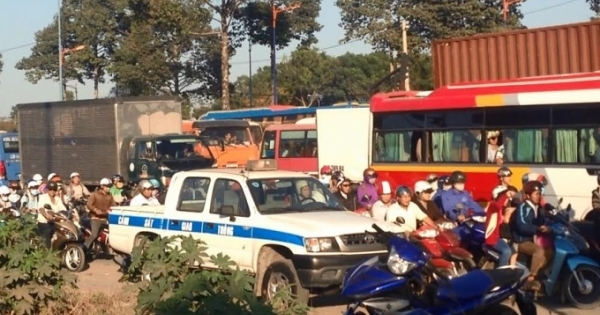 TPHCM: Hàng trăm tấm ván rơi xuống đường, giao thông ùn tắc nghiêm trọng