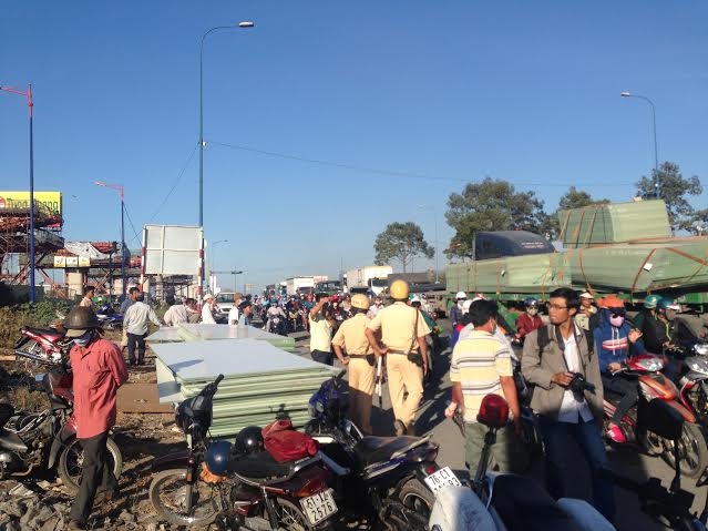 D&ograve;ng người hiếu kỳ đứng xem.