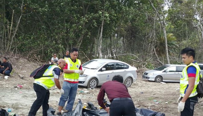 Cảnh s&aacute;t Malaysia ph&aacute;t hiện 13 thi thể tr&ocirc;i v&agrave;o bờ biển nước n&agrave;y. (Ảnh: AP)