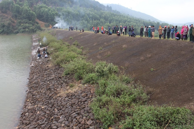 Rất đ&ocirc;ng người d&acirc;n hiếu kỳ tập trung tr&ecirc;n đập V&agrave;ng (Hương Kh&ecirc;, H&agrave; Tĩnh) nơi hai mẹ con b&agrave; T&acirc;m gặp nạn.