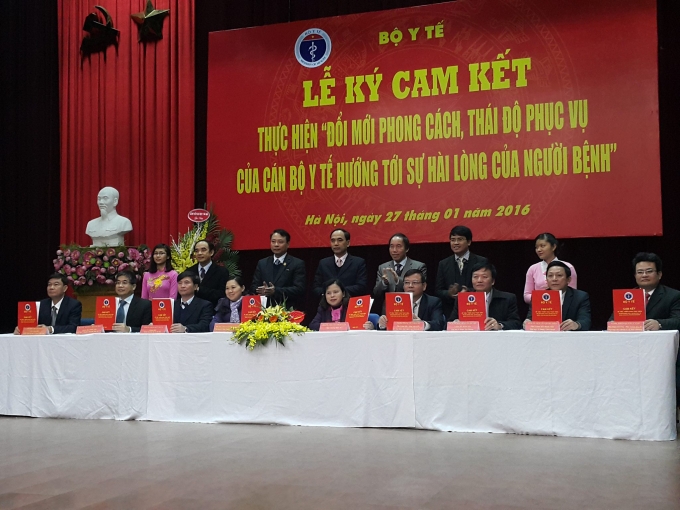 Gi&aacute;m đốc c&aacute;c bệnh viện k&yacute; cam kết với Bộ Y tế. Ảnh: Thu Hường.