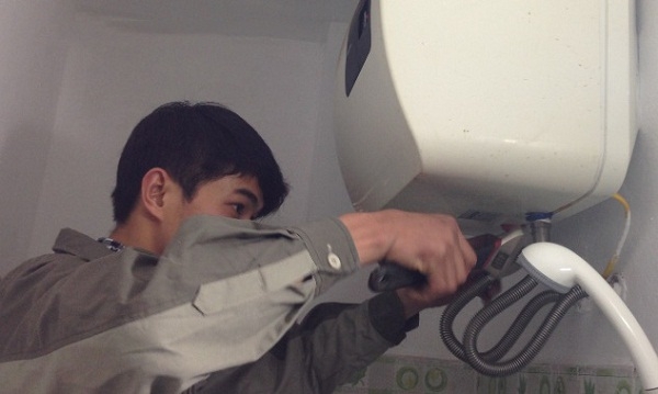 Thường xuy&ecirc;n bảo dưỡng b&igrave;nh định kỳ để đảm bảo an to&agrave;n. Ảnh minh họa