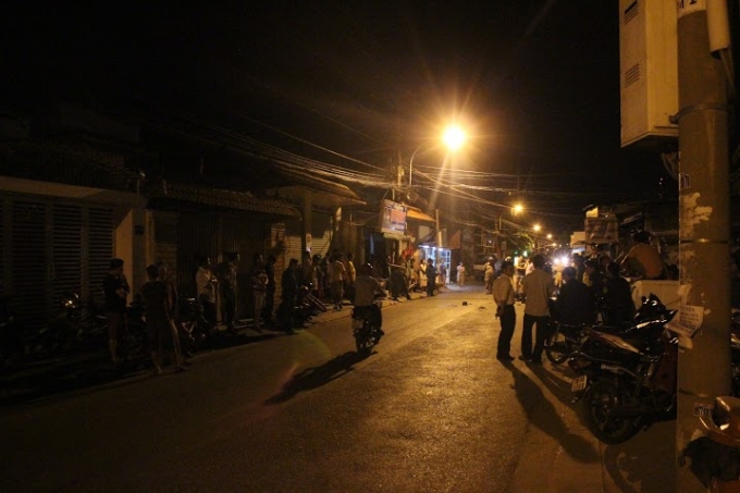 Đến 2h s&aacute;ng ng&agrave;y 28/1, vẫn rất đ&ocirc;ng người hiếu kỳ tụ tập quanh khu vực xảy ra tai nạn.