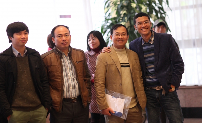 Nh&agrave; b&aacute;o H&agrave; &Aacute;nh B&igrave;nh (ngo&agrave;i c&ugrave;ng b&ecirc;n phải) v&agrave; c&aacute;c cộng t&aacute;c vi&ecirc;n.