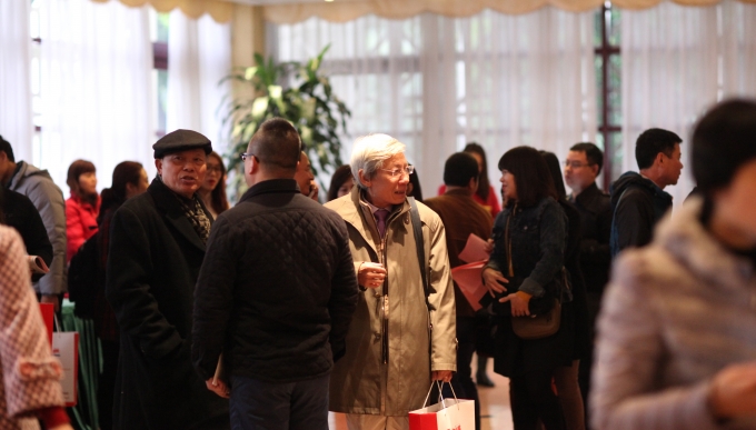 Mặc d&ugrave; mưa lạnh nhưng ngay từ sớm, rất nhiều cộng t&aacute;c vi&ecirc;n khắp mọi miền tổ quốc đ&atilde; về dự buổi lễ.