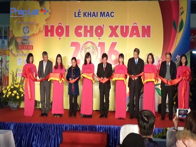 C&aacute;c đại biểu cắt băng khai mạc Hội chợ xu&acirc;n 2016.