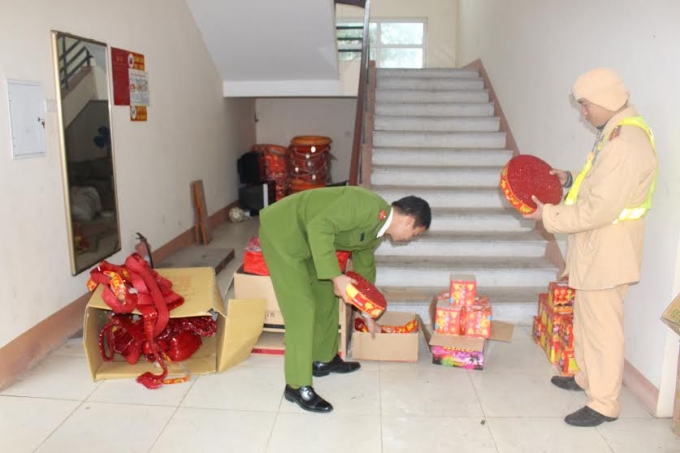 Bắc Giang: D&ugrave;ng &ocirc; t&ocirc; đầu k&eacute;o vận chuyển gần 90 kg ph&aacute;o lậu