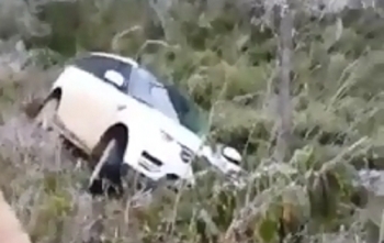 Xế hộp Range Rover đắt tiền rơi xuống dốc trên đường đi ngắm tuyết