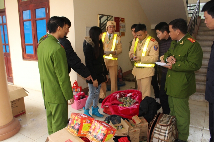 Lực lượng chức năng đang thu giữ tang vật.