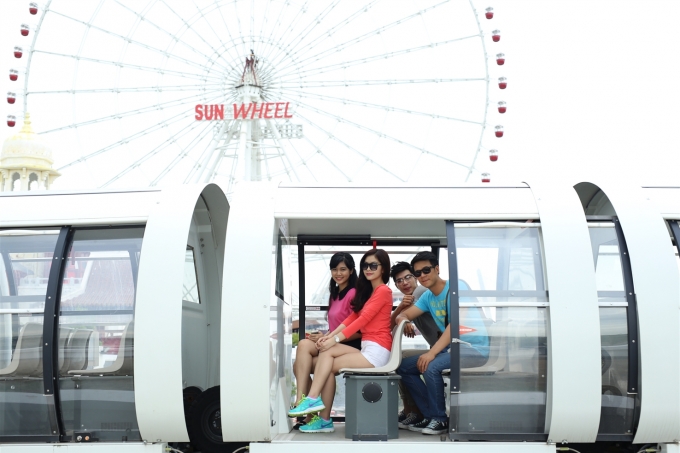 Tham gia những tr&ograve; chơi như t&agrave;u điện Monorail, V&ograve;ng quay Sun Wheel.