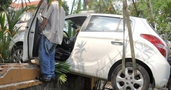 TP HCM: Nữ tài xế húc đổ rào thép, đè cụ ông chạy xe ôm