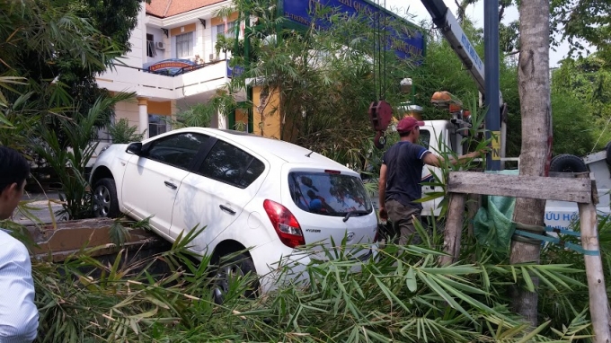 Chiếc xe &ocirc; t&ocirc; nằm vắt ngang h&agrave;ng r&agrave;o&nbsp;Chi cục Ki&ecirc;̉m tra sau th&ocirc;ng quan.