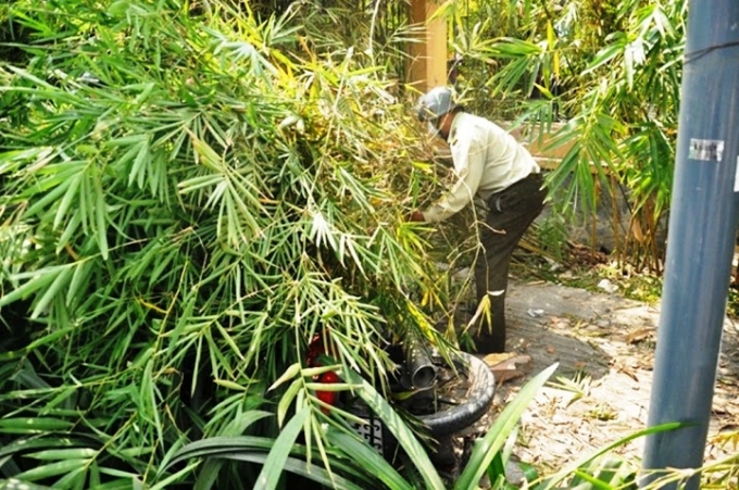 Chiếc xe m&aacute;y bị h&agrave;ng r&agrave;o đ&egrave; bẹp.