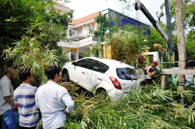 TP HCM: Nữ t&agrave;i xế h&uacute;c đổ r&agrave;o th&eacute;p, đ&egrave; cụ &ocirc;ng chạy xe &ocirc;m