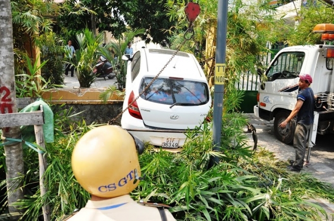 TP HCM: Nữ t&agrave;i xế h&uacute;c đổ r&agrave;o th&eacute;p, đ&egrave; cụ &ocirc;ng chạy xe &ocirc;m